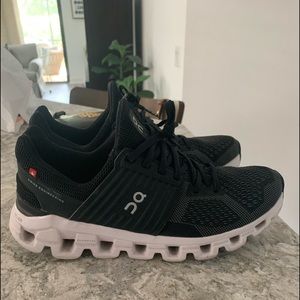 On cloud swift black athletic shoes